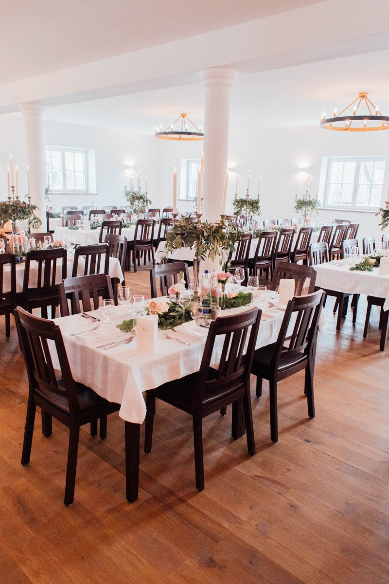 Hochzeitssaal eingedeckte Tische