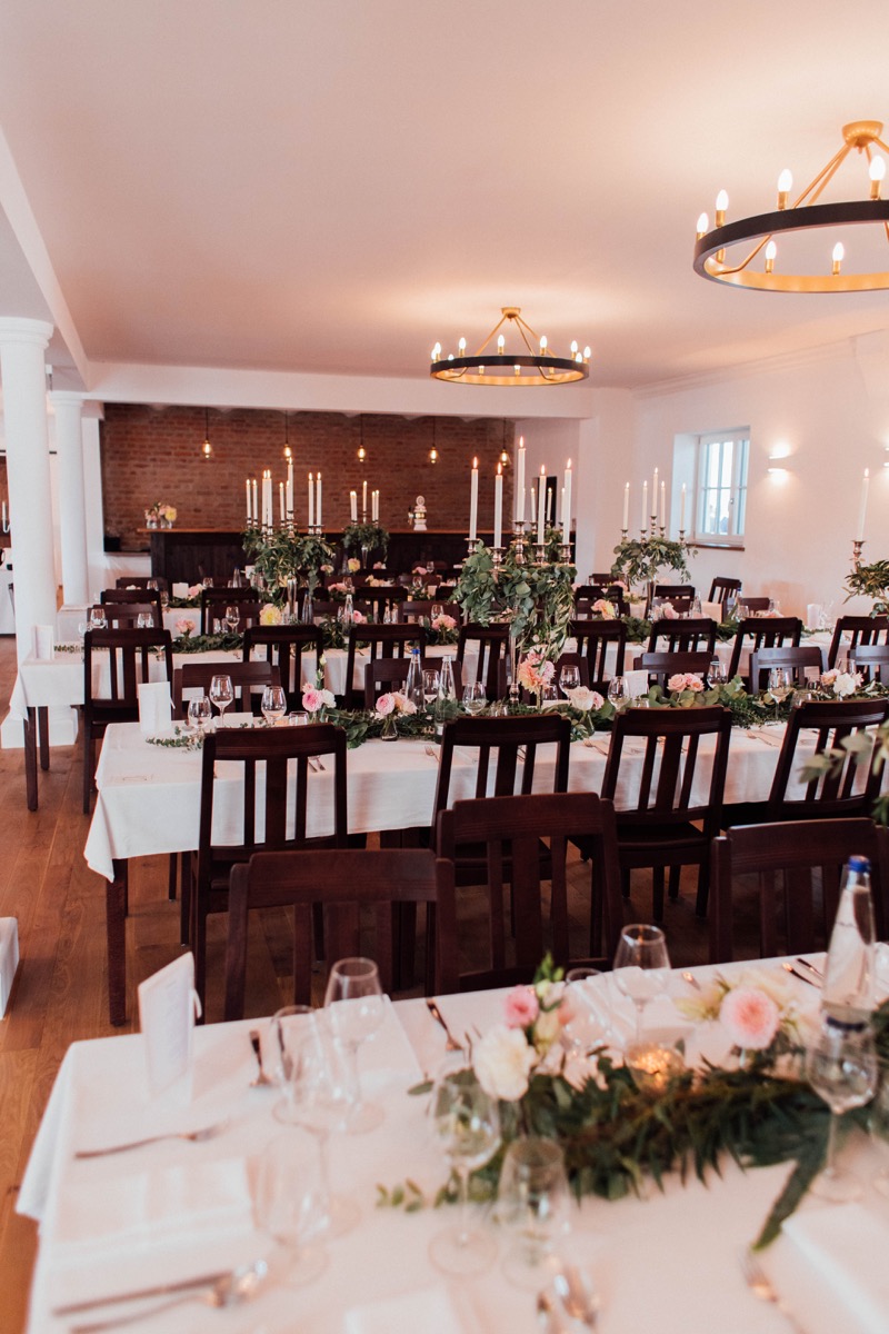 Hochzeitssaal eingedeckte Tische
